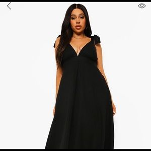 BooHoo Curve - Tie Detail Plunge Maxi Dress